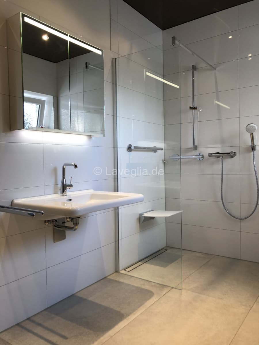 Barrierearmes Bad mit bodengleicher Dusche und Doppelwaschtisch