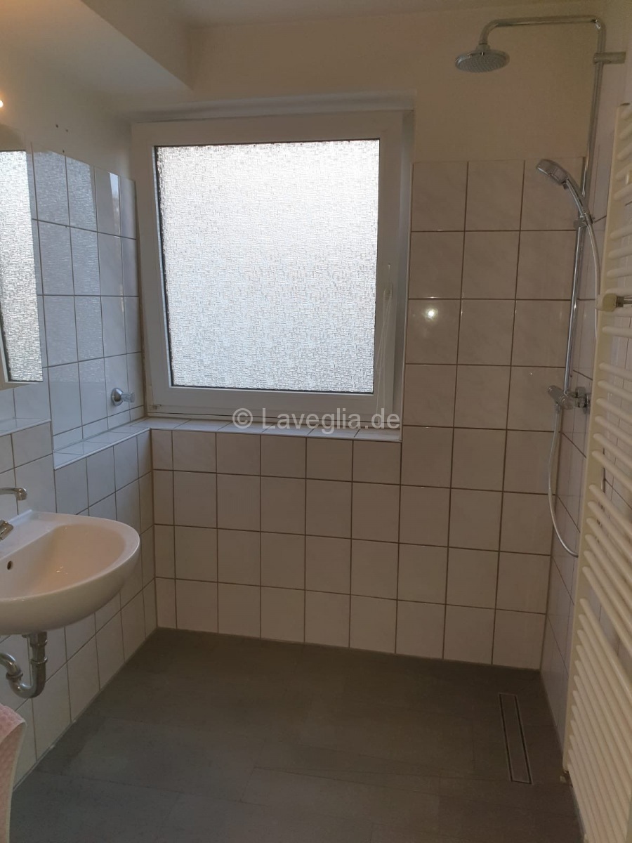 Neu aufgebautes Badezimmer nach der Sanierung