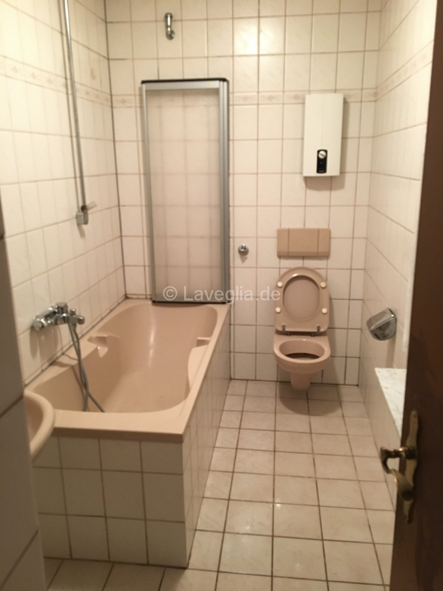 Älteres Wannenbad vor dem Umbau