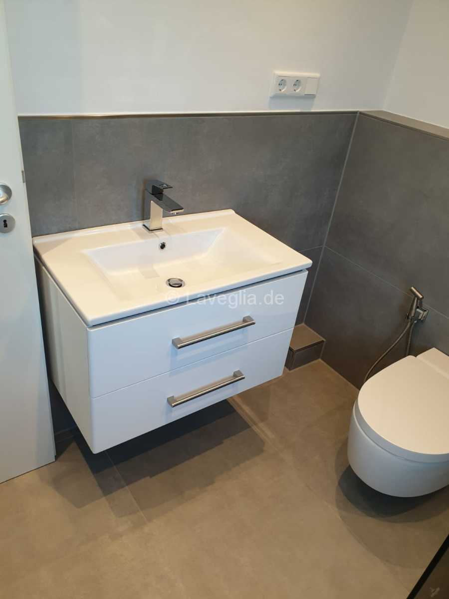 Modernes Gäste-WC mit Waschtischunterschrank