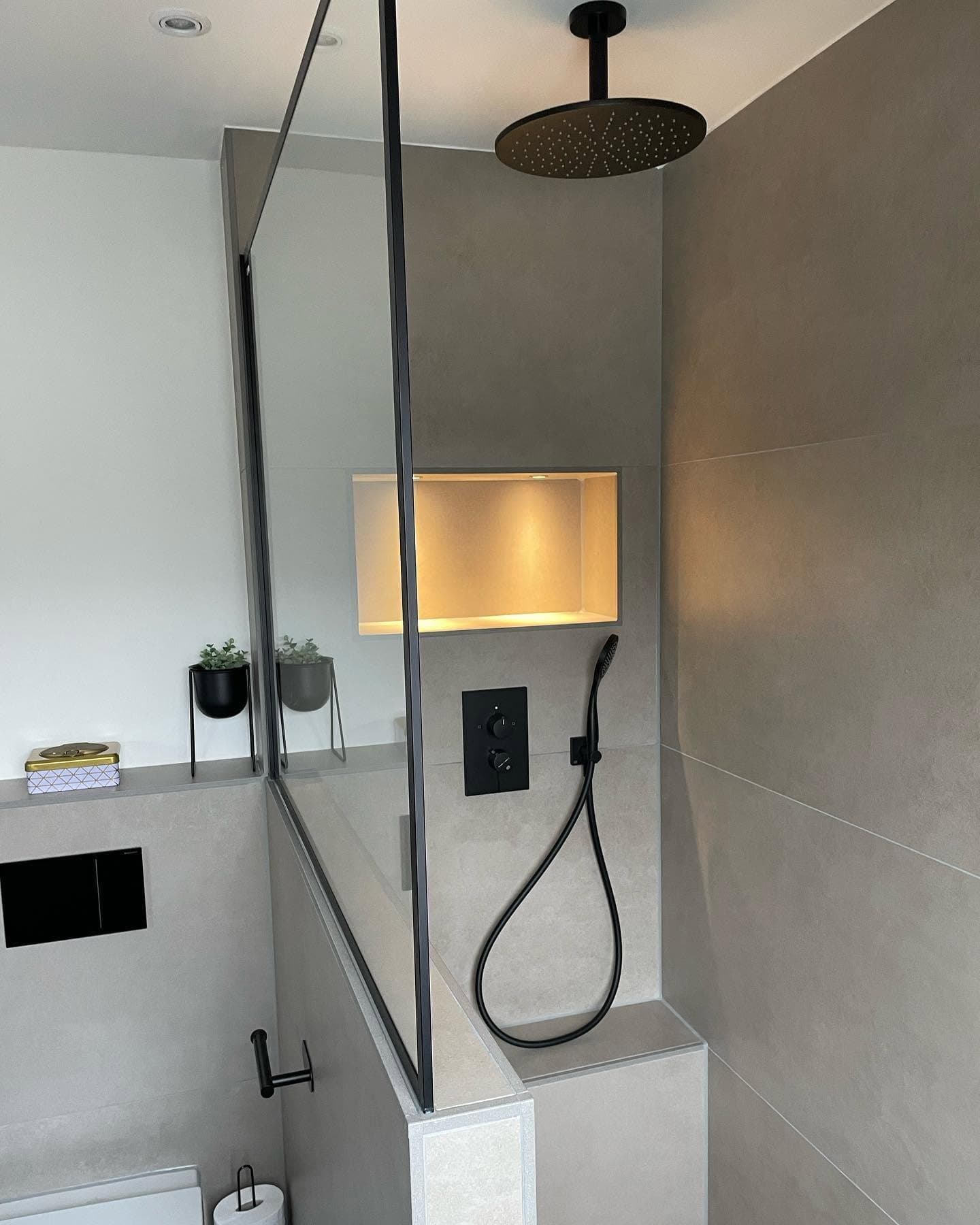 Hochwertige offene Dusche mit Regendusche, Sitzbank und beleuchteter Nische