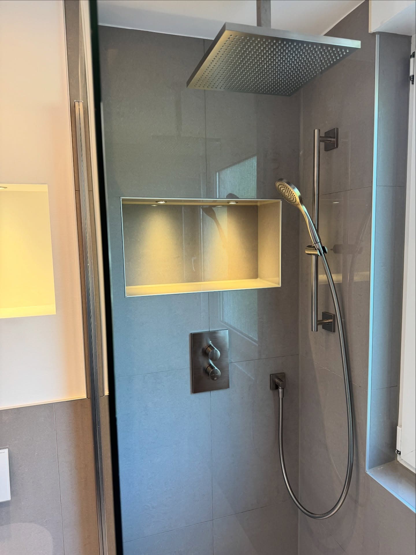 Gesamtansicht mit Dusche, Waschtisch und WC