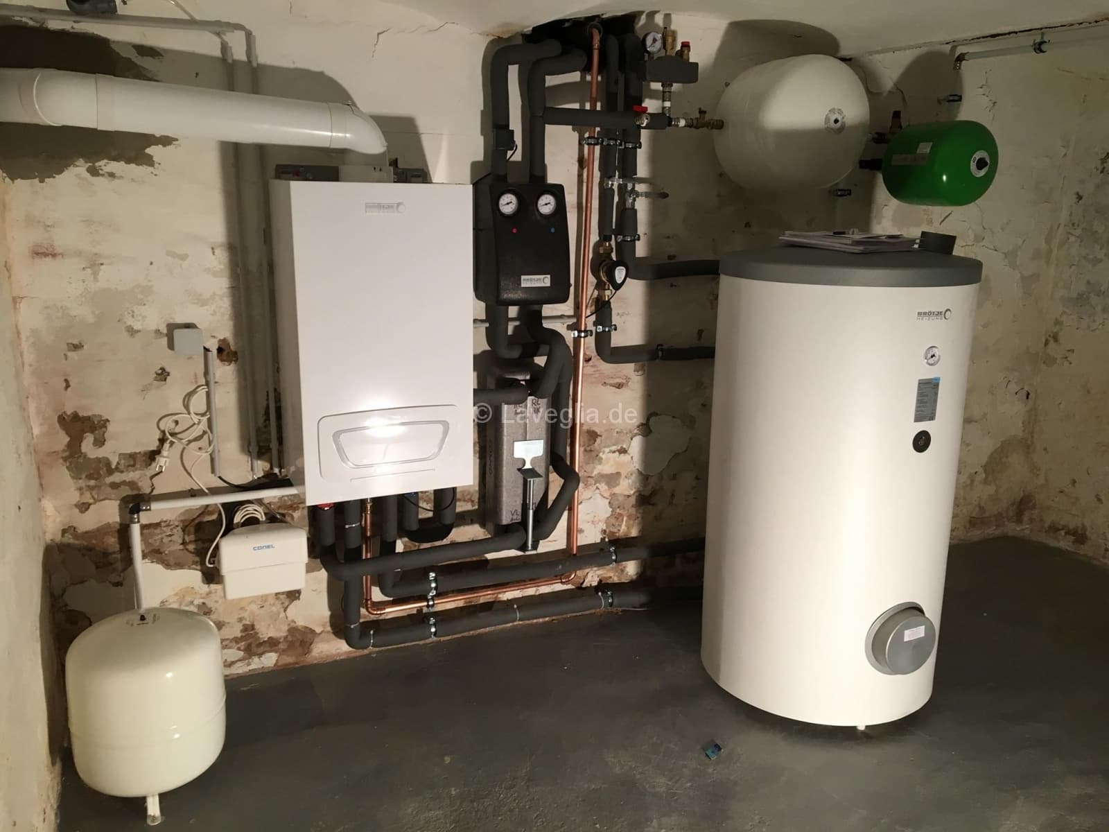 Modernisierte Heizungsanlage mit Speicher und Rohrleitungen
