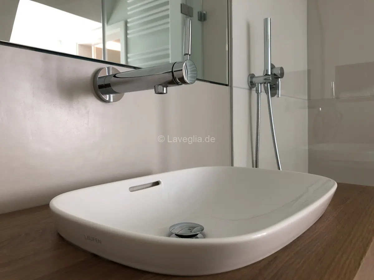Modernes Bad mit freistehender Badewanne