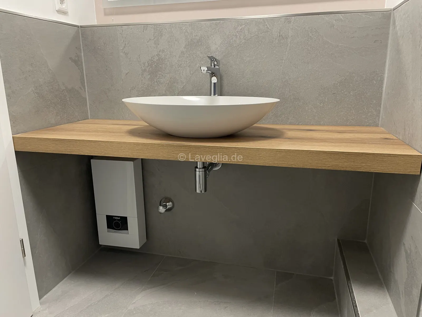 Heller Waschtisch mit durchgehender Holzablage