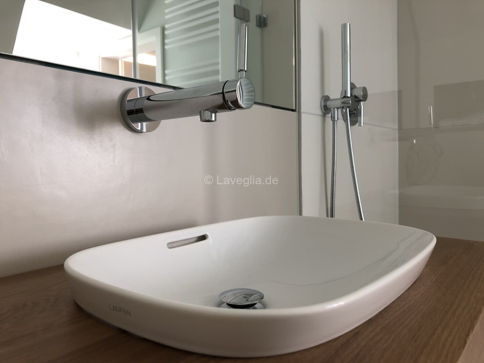 Modernes Bad mit freistehender Badewanne