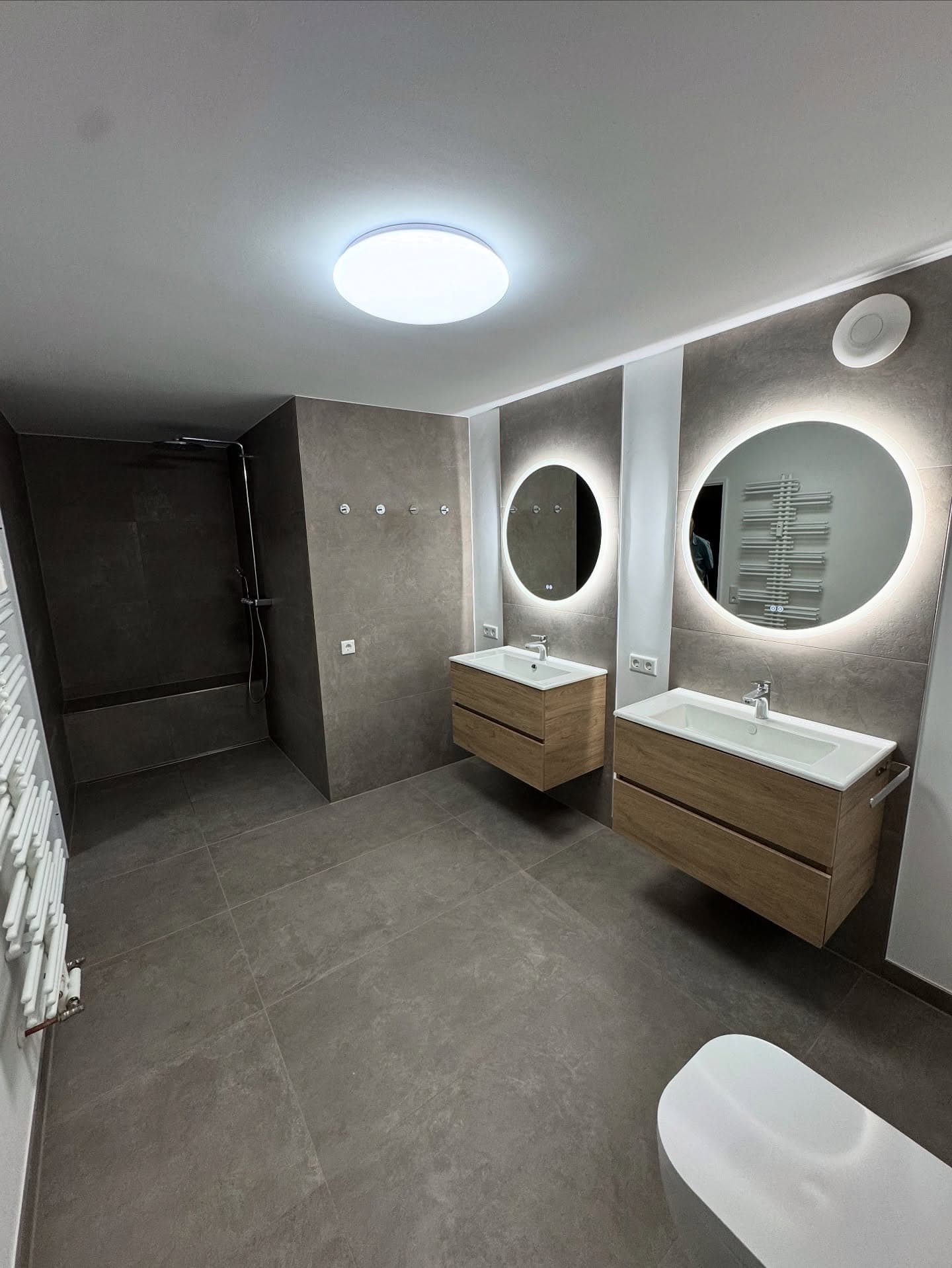 Vollständig modernisiertes Badezimmer mit Doppelwaschtisch und offener Dusche