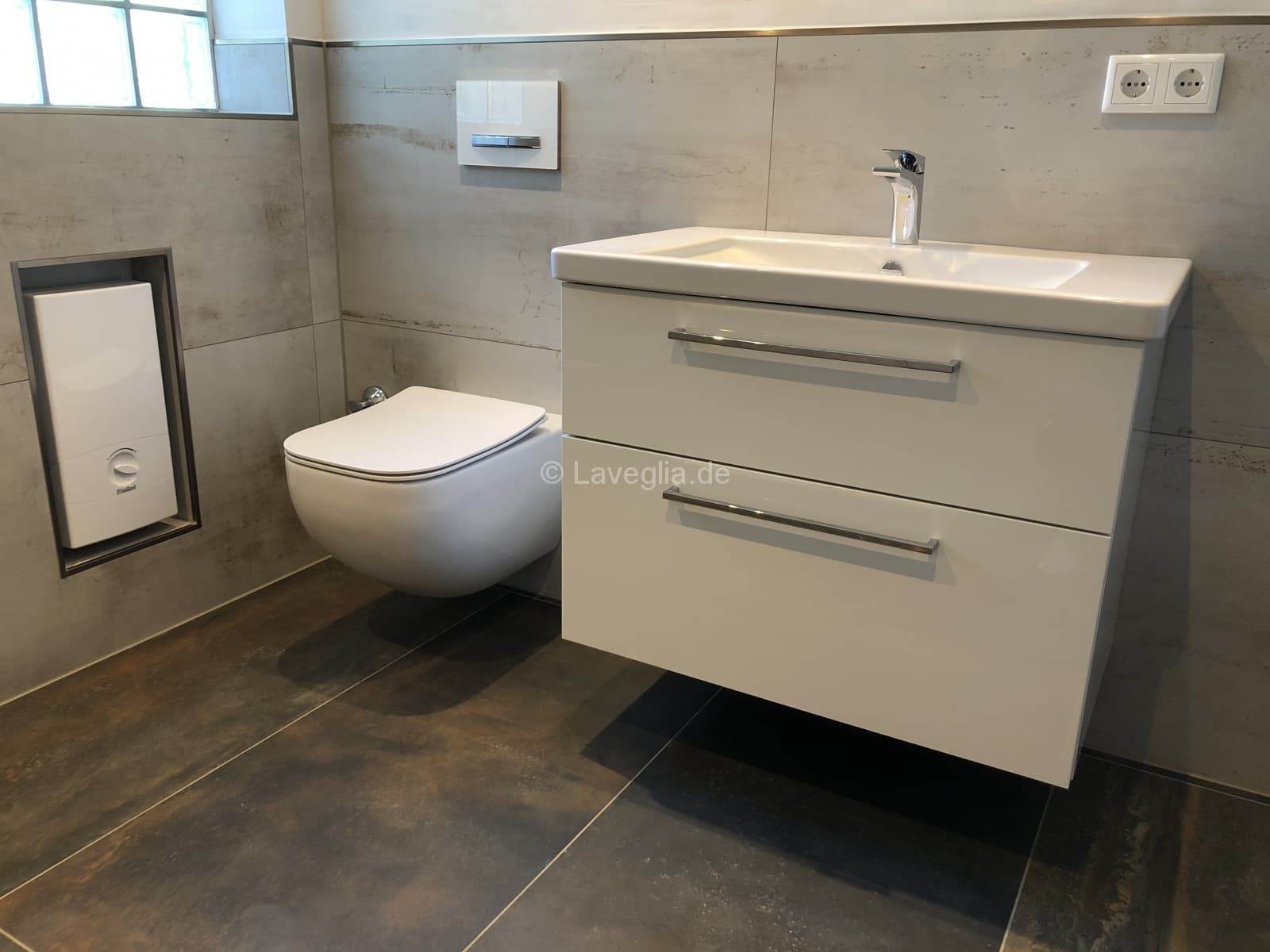 Modernisiertes Badezimmer mit Waschtisch und bodengleicher Dusche